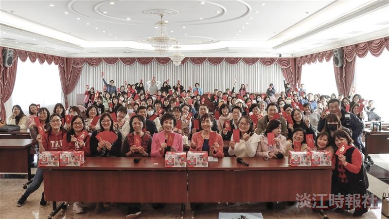 Women’s Association General Assembly: 100+ Participants Celebrate International Women's DayAt the end of the meeting, everyone happily took a group photo holding red envelopes.