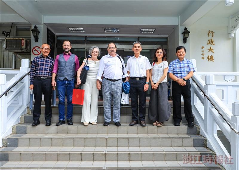 Guillermo Petri (middle), accompanied by his wife and child, visited the campus with teachers. From right to left: Office of Alumni Services and Resources Development Executive Director Chun-Young Perng; Chair of the Spanish Department, Dr. Ai-Ling Liou; Dean of the College of Foreign Languages and Literatures Dr. Wan-Bau Wu; and Alumnus Yiliang Li.