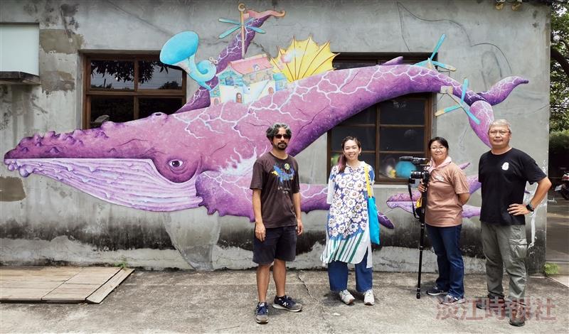 Chia-Huai Li (right) with producer, cinematographer, and post-production editor Ying-Peng Liao, protagonist Ying-Chie Huang, and Min-Yu Chen at the Ching Shui Bay Picture Book Museum in Taichung, participating in the wrap-up of “Painted Hopeful.”