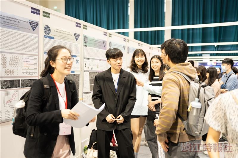 Tamkang University hosted the Chemistry National Meeting, where students and faculty from various schools participated in poster presentations at the gymnasium.