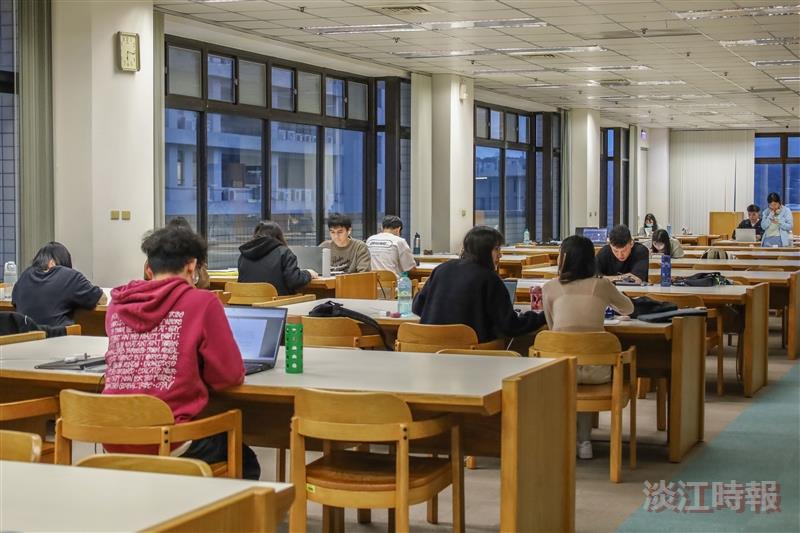 期中考週學生於圖書館埋頭溫書