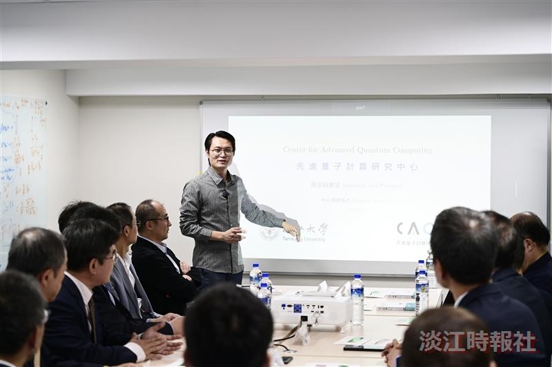 淡江大學先進量子計算研究中心（CAQC）執行長吳俊毅向在場貴賓簡報量子研究。（攝影／游寶綸）