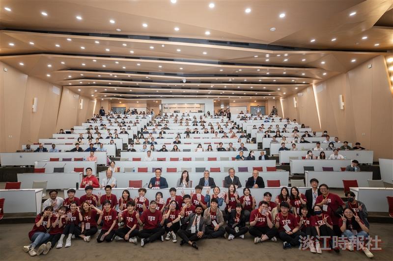 Chemistry National Meeting at Tamkang University: 2000 Attendees Gather for ExchangeTamkang University hosted the 2024 Chemistry National Meeting, where faculty, students from various schools, and the working team from our university participated in the opening ceremony.