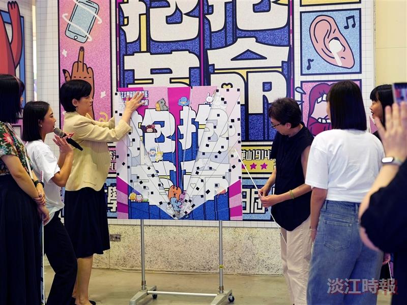 資傳系畢展傳遞抱抱革命