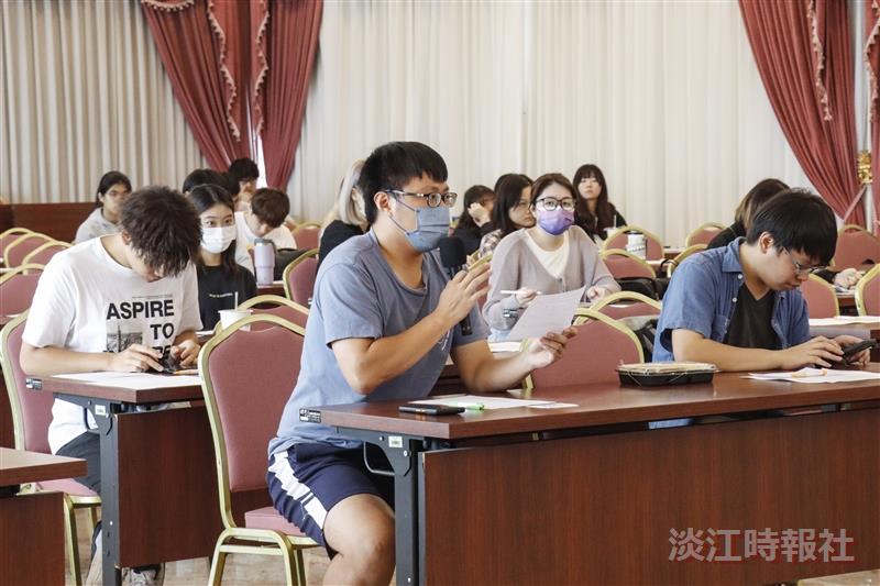 生輔組4月25日舉辦「二、三年級班代表座談會」，學生會權益部部員陳楷威提問。（攝影／鄧晴）