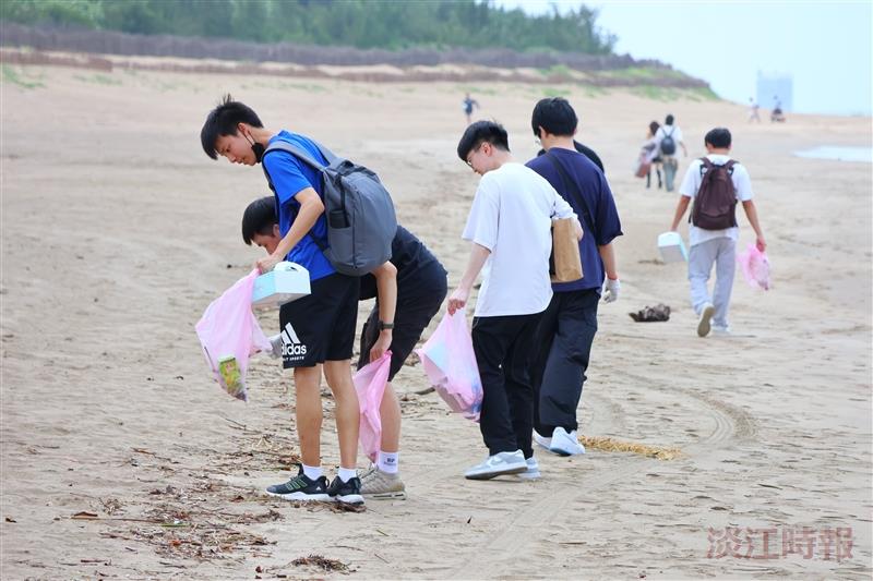 住輔組舉辦搭輕軌淡海淨灘趣