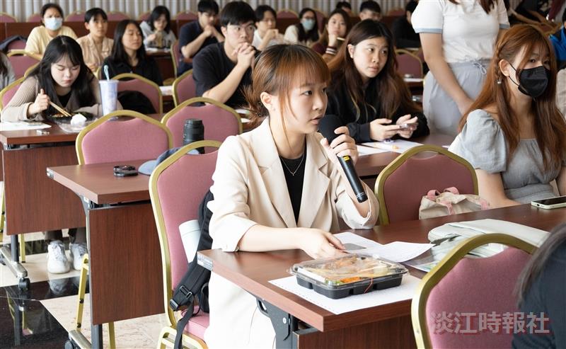 生輔組4月25日舉辦「二、三年級班代表座談會」，班代表提問。（攝影／何柏均）