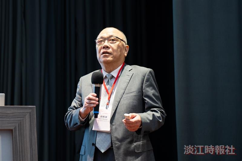 The keynote speaker at the Chemistry National Meeting was Mr. Kirk Huang, Chairman of Chung Hwa Pulp, Taiwan, and an alumnus of Tamkang University's Chemistry Department.