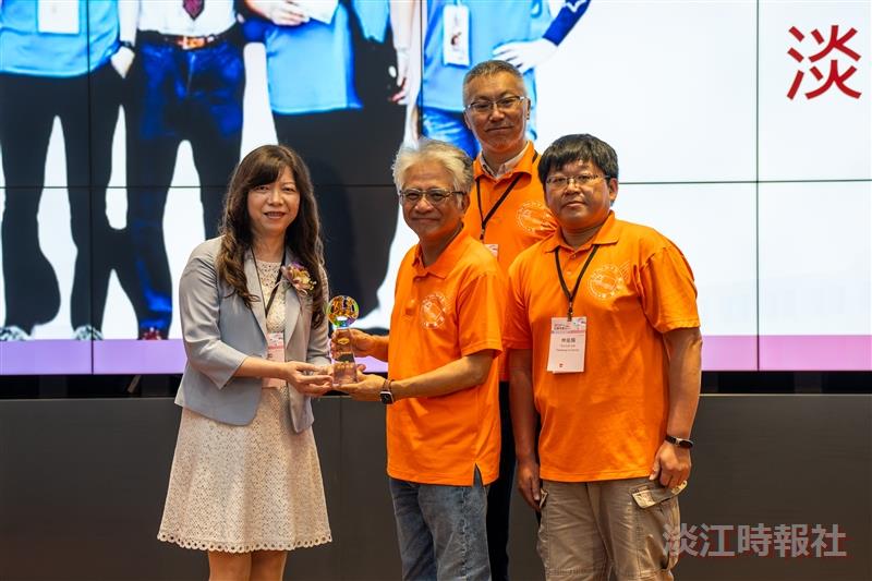 At the Chemistry National Meeting, Tamkang University's Chemistry On The Go members Dr. Bo-Cheng Wang (third from right), Dr. Hsien-Chang Kao, You-Lin Lin, and others were honored with the 2024 Chemistry Service Medal.