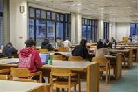 期中考週學生於圖書館埋頭溫書