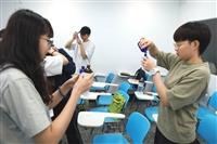 先動手再動口 英文系翻譯課安排香草體驗