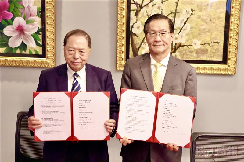 淡江大學 X 亞洲水泥 「全員AI」產學合作簽約儀式