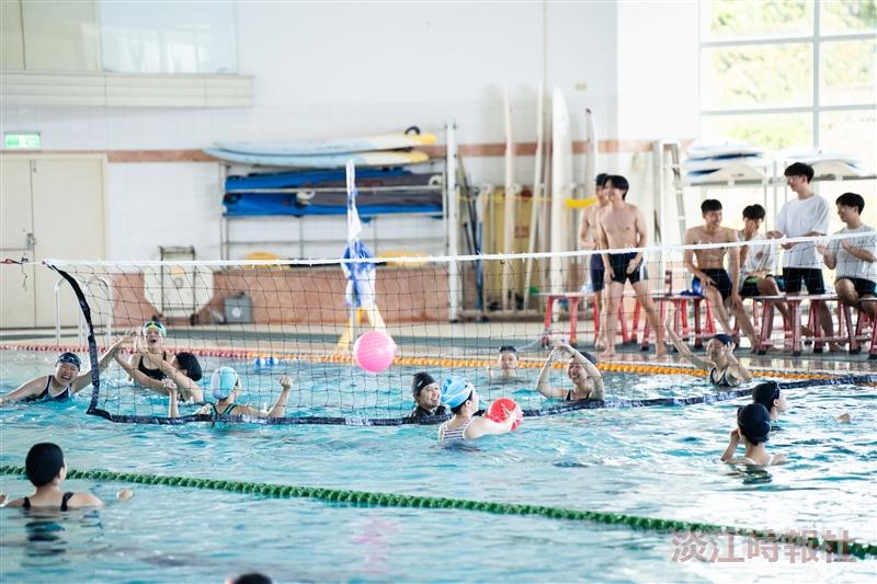 趣味競賽「水中排球」歡笑聲不斷，考驗隊友們的團隊默契。（攝影／歐靜汶）
