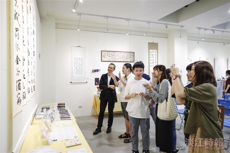 中文系畢業成果展「晨曦之際」，吸引許多師生觀展。（攝影／鄧晴）