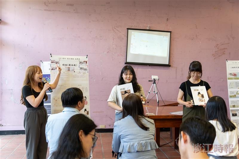 歷史系專題發表展「歷史光影映照過去」，展出同學說明其作品。（攝影／林楷博）
