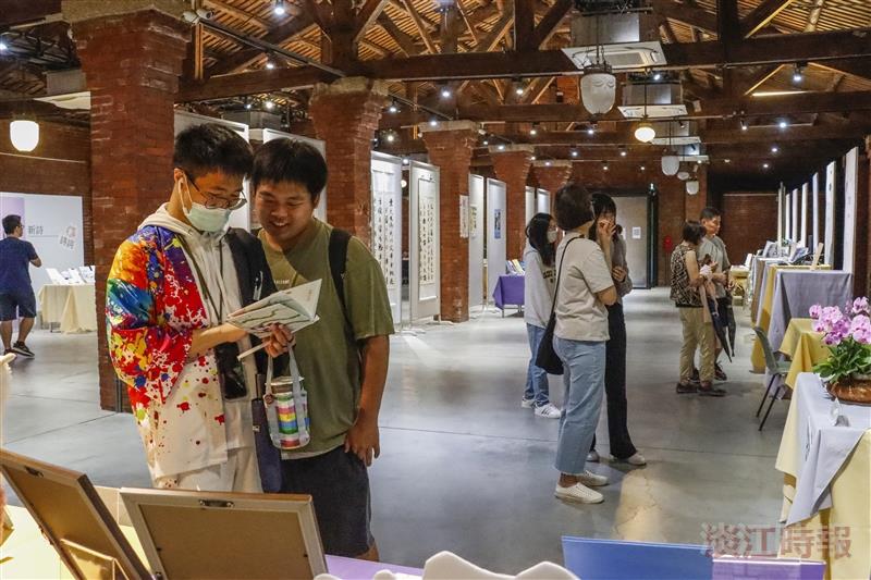 中文系畢業生作品展《晨曦之際》，首度在淡水殼牌倉庫盛大展出。（攝影／鄧晴）