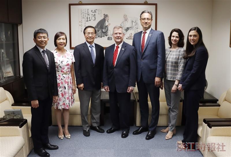Sister School Temple University Visits, Aiming to Deepen ExchangesDr. Richard M. Englert (4th from right), President of Temple University in the United States, and his delegation visited Tamkang University and met with President Huan-Chao Keh (3rd from left).