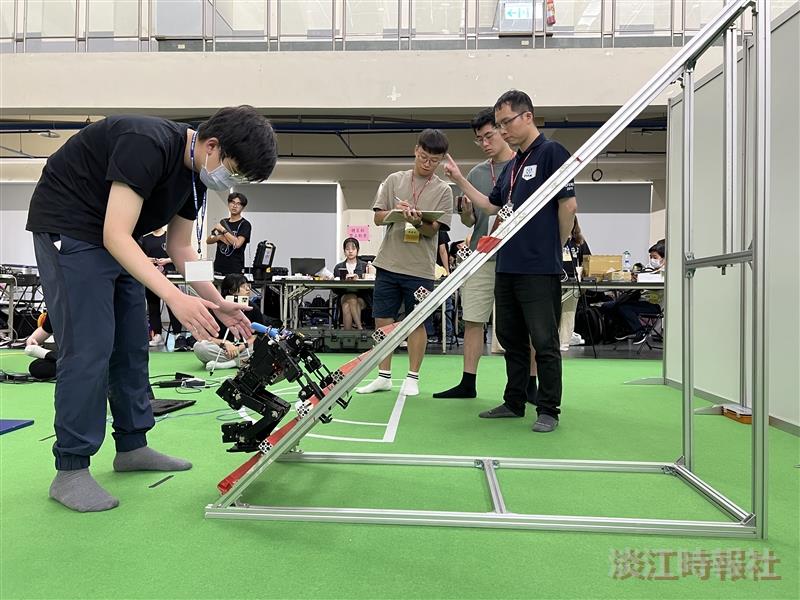 電機三劉延芃正在進行小型人形機器人斯巴達項目競賽中的爬梯項目。（圖／電機系提供）