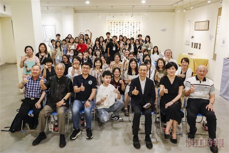 中文系畢業成果展「晨曦之際」，開幕式後師生合照。（攝影／鄧晴）