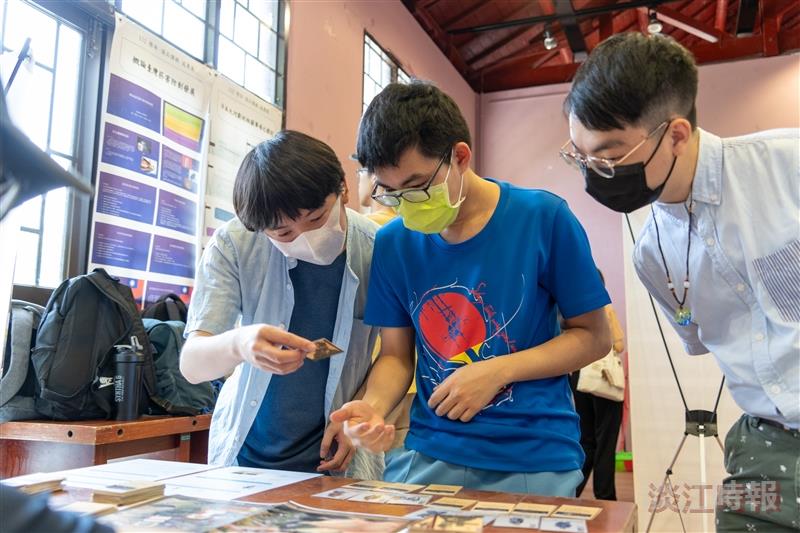歷史系專題發表展「歷史光影映照過去」，參觀同學對桌遊好奇。（攝影／林楷博）