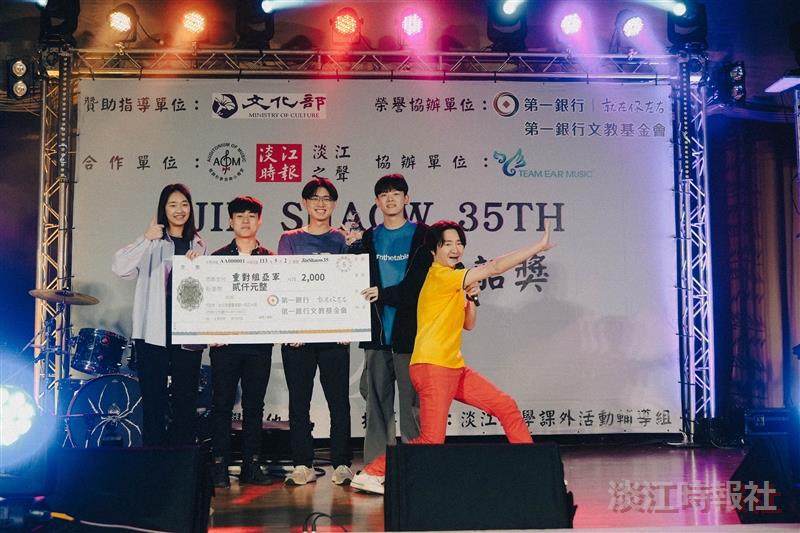 Xiao-Min Yao (right 1) presents the award to the second-place winners in the Duet/Solo category for “Counting to Three” (《我數到三》).