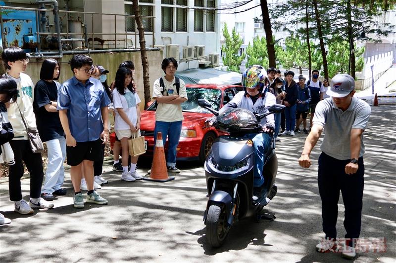 生輔組舉辦交通安全宣導活動