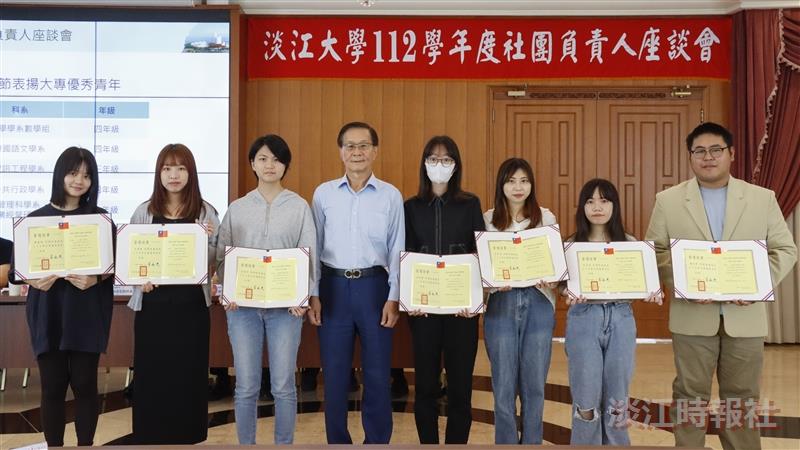 Mutual Communication Between Teachers and Students: Club Leaders Share InsightsPresident Keh (4th from left) presented the “Outstanding College Youth” certificates to the award-winning students.
