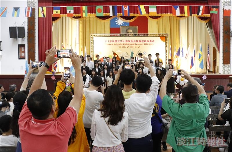 大三出國學生接受校長授旗，親友們紛紛拿出手機拍照。（攝影／淡江時報社范浩群）
