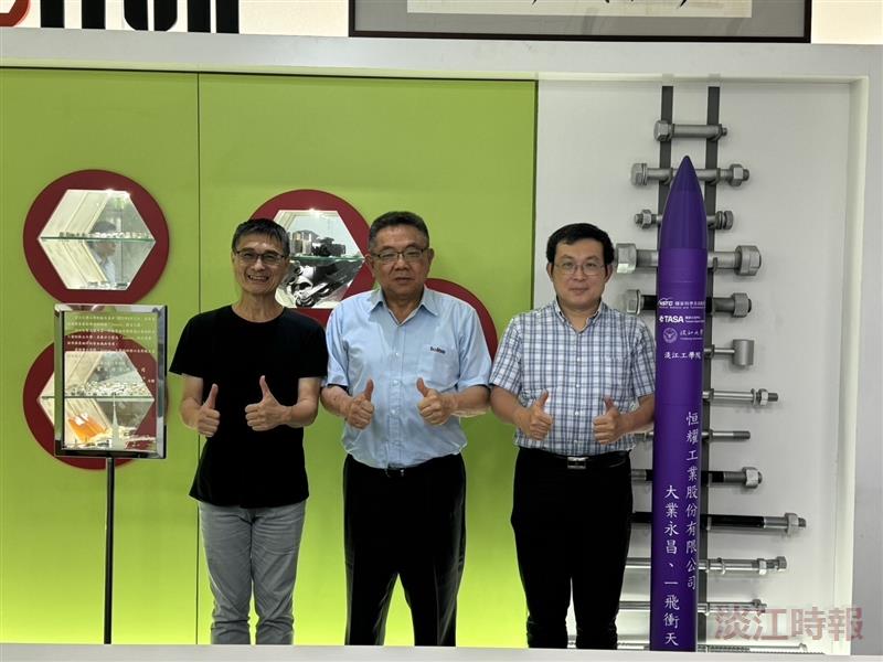 航太系火箭模型相贈 感謝吳榮彬支持