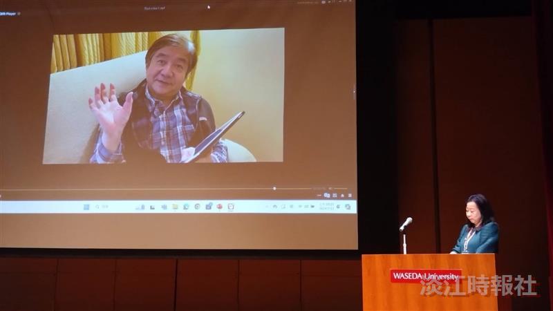 為緬懷本校特聘教授落合由治對大會的貢獻，開幕式以AI仿真，落合由治原音重現向與會者問好。（圖／村上春樹研究中心提供）