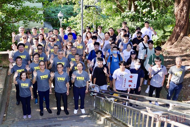 Opening Ceremony for New Graduate and Undergraduate Students of the 2024 Academic YearPresident Huan-Chao Keh (front row, third from the left) and the three vice presidents led the new students on a tour of the Slope of Overcoming Difficulties before the opening ceremony.