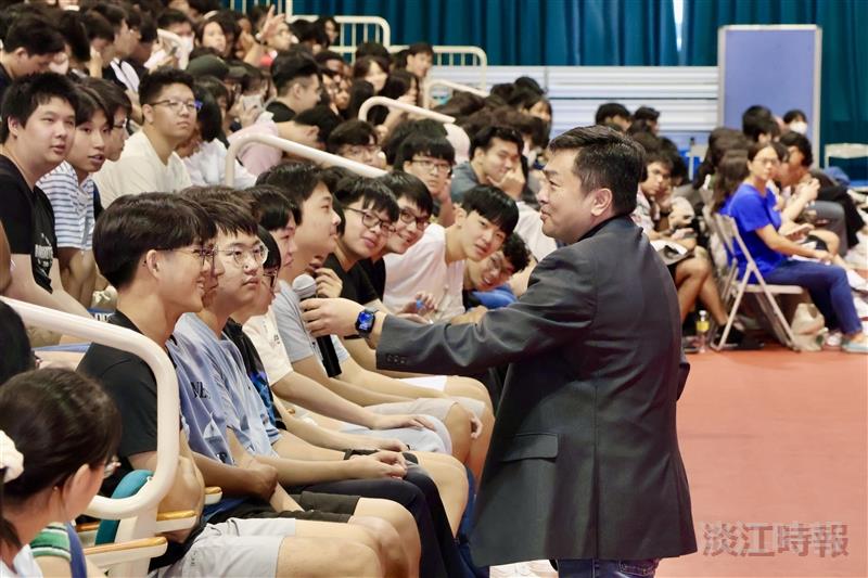 During the orientation, Dean of Student Affairs Shih-Jung Wu used a quiz with prizes to help new students understand important aspects of campus life.