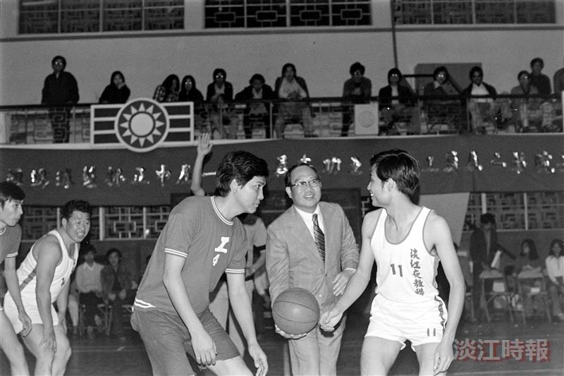 Founder Chang and Yueh-O Kuo Honored with Special Recognition by Taiwan Basketball Hall of FameFounder Chang, a passionate supporter of basketball, inaugurated the faculty and staff basketball tournament at Tamkang University's Student Activity Center in 1975.