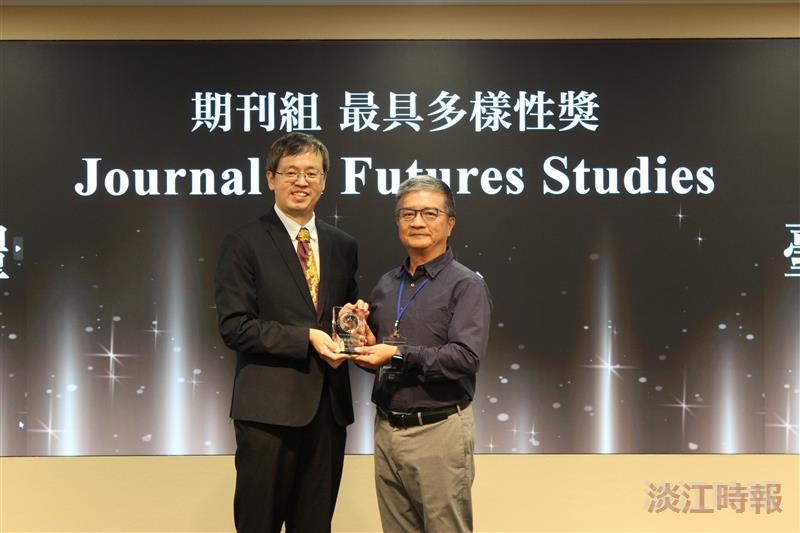 "Tamkang Journal of Science and Engineering" and "Journal of Futures Studies" Win Airiti Taiwan Academic Communication AwardsThe Department of Education and Futures Design's journal, Journal of Futures Studies, received the "Most Diverse Journal Award" in the Journal Category of the "2023 Airiti Taiwan Academic Communication Awards." The award was accepted by the Dean of the College of Education, Prof. Kuo-Hua Chen (right), on behalf of the journal.