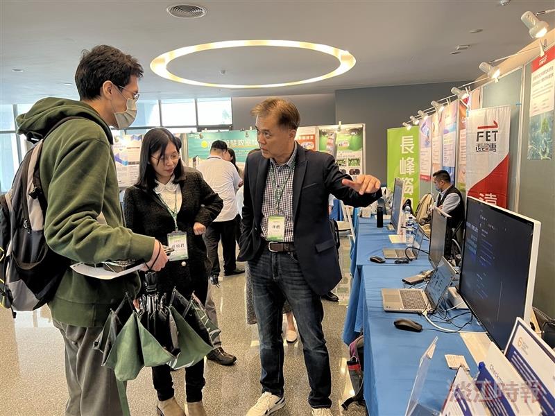 Partner universities of the Excellent Long-Established University Consortium of Taiwan showcased their digitalization achievements in the lobby on the 2nd floor of the Hsu Shou-Chlien International Conference Center.