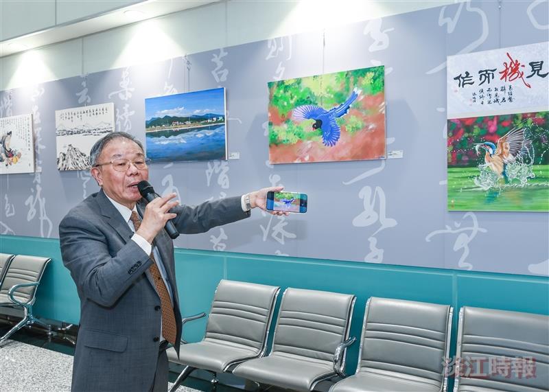 Ben-Hang Chang, Director of the Carrie Chang Fine Arts Center, demonstrated during a guided tour of the "E-Transition to New Art: Master Calligraphy and Painting Exhibition" (「e轉新藝-名家書畫作品展」) how simply scanning a QR code allows visitors to take the artwork home for leisurely appreciation.