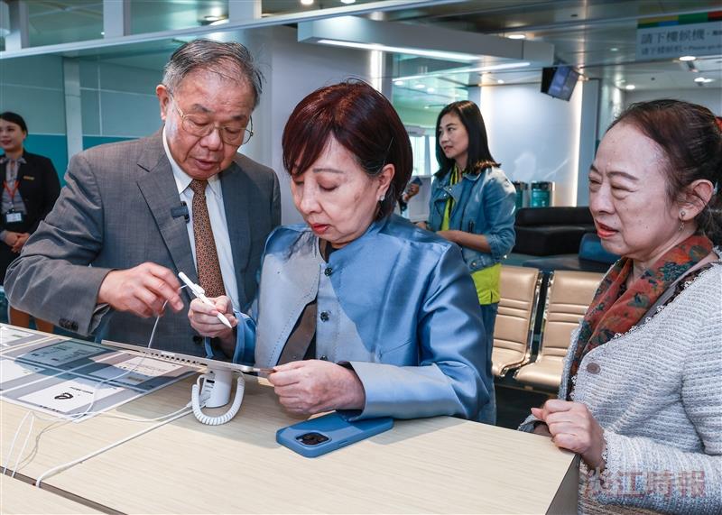 Ben-Hang Chang's Exhibition at Taoyuan Airport Terminal 2: Take Home Renowned Digital ArtworksBen-Hang Chang, Director of the Carrie Chang Fine Arts Center (left), demonstrated and guided China Pacific Catering Chairman Hwa-Kuan Chang (center) on using the e-pen for writing.