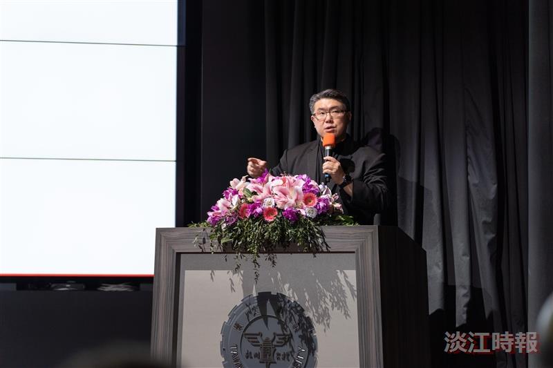 Department of Information Management alumnus, Peter Hu, Chief Information Officer and Deputy General Manager of Far EasTone Telecommunications, delivers a keynote on "Empowering Technology: Shaping a New Vision for Smart and Sustainable Campuses."