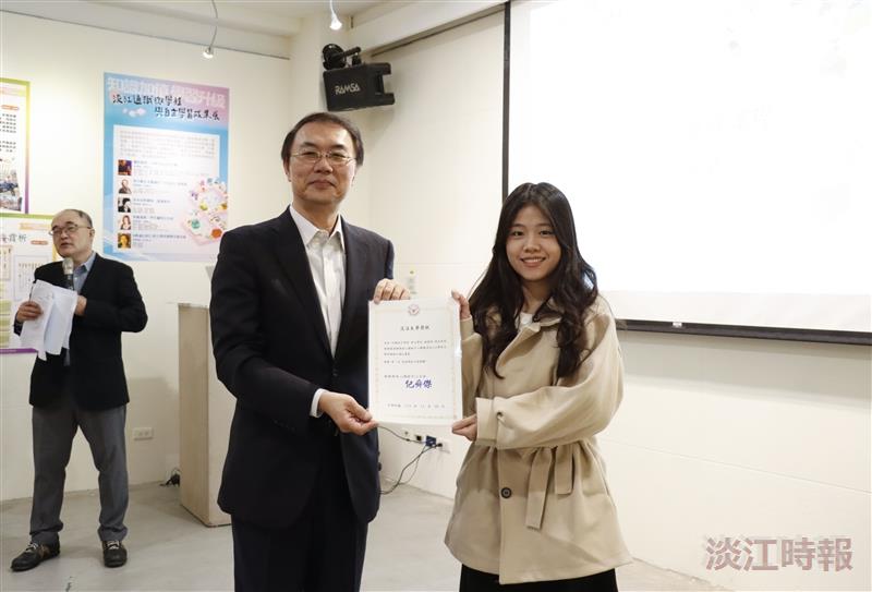 Vice President for Administrative Affairs Chun-Hung Lin presented the first-place certificate for the "Independent Learning Course Theme Competition" to Hsiao-Ni Lin, a senior in the English Department.