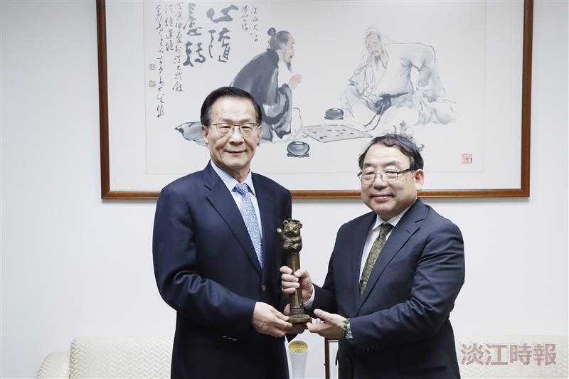 政經系熊貓講者拜訪校長、董事長
