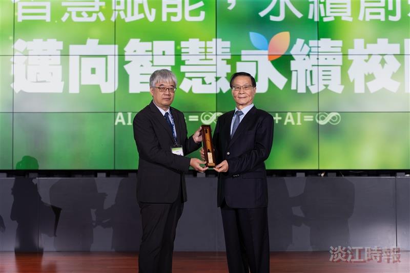 Political Deputy Minister of Examination Chung-Ping Cheng (left) presented a gift to President Huan-Chao Keh.