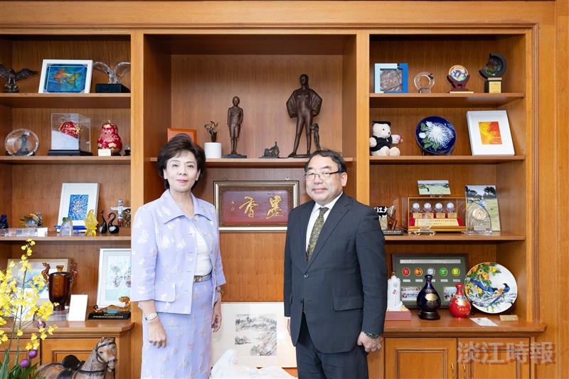 政經系熊貓講者拜訪校長、董事長