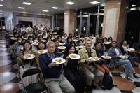 薄酒萊之夜 法文系友師生80人舉杯搶鮮