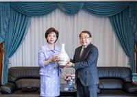 政經系熊貓講者拜訪校長、董事長