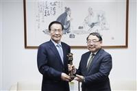 政經系熊貓講者拜訪校長、董事長
