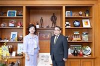 政經系熊貓講者拜訪校長、董事長