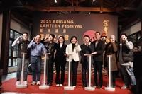 邱俊達（左三）為雲林北港燈會策展  藉媽祖力量傳播永續理念