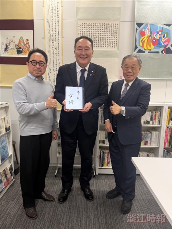 House of Representatives member Inoue Takahiro (center), who rushed to the calligraphy and painting exhibition venue, wrote his own name while experiencing the e-Pen.