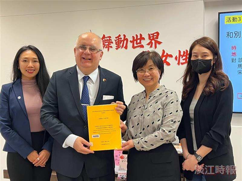 巴拉圭大使費卡洛返母校贈書