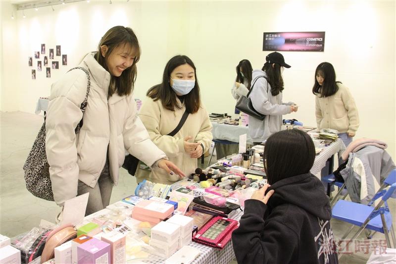 彩妝社舉辦攝影展+彩妝公益二手拍賣